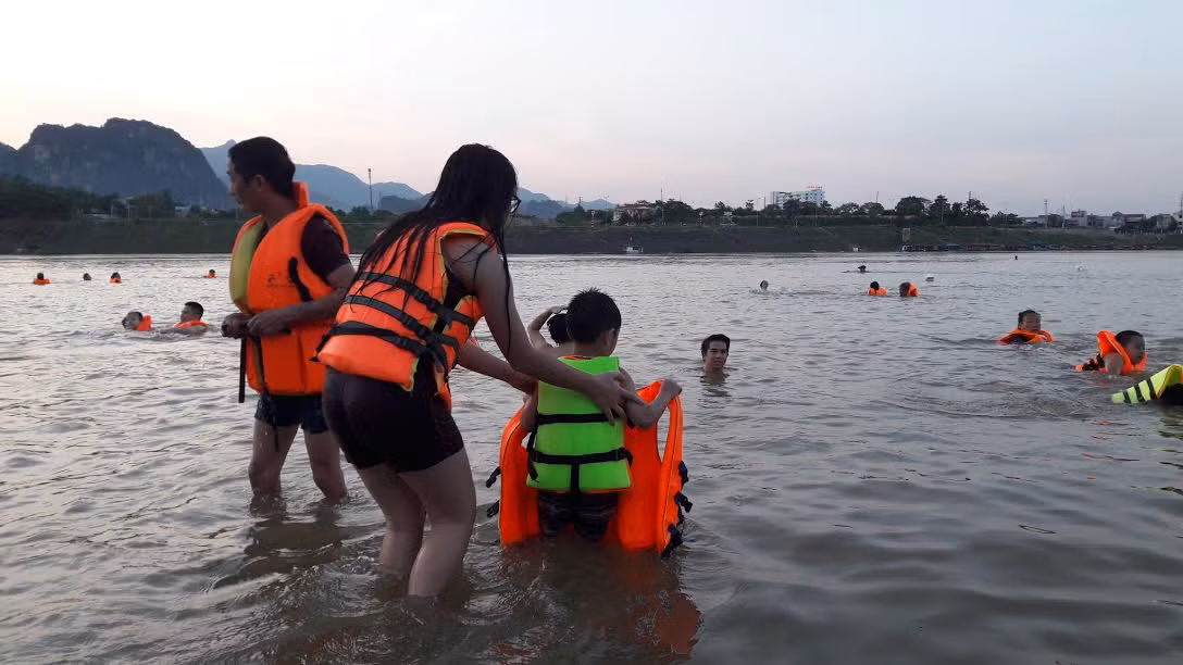 Chị Nguyễn Thị Lý, một người dân ở tổ 8, phường Phương Lâm chia sẻ: "Gần 1 tuần nay, cả nhà tôi đều tắm sông để làm mát cơ thể. Bãi tắm Phương Lâm rộng, có sức chứa tới mấy trăm người. Bà con ở đây đều đổ ra tắm".