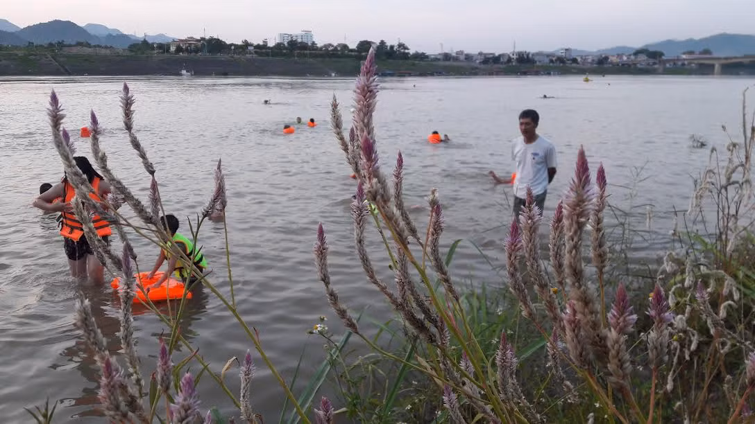 Ngoài ra, nhiều gia đình đã lựa chọn bãi tắm này làm nơi tập bơi cho con cái mình. Ở đây còn có dịch vụ cho thuê đồ bơi và thu hút khá nhiều người.