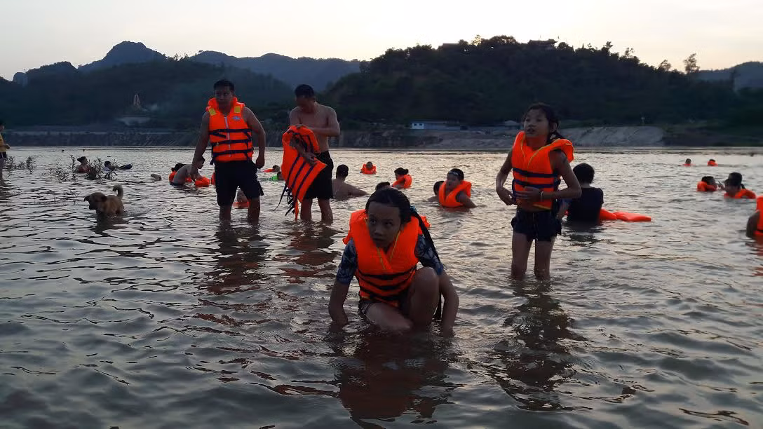 Không chỉ có người, cả chó, mèo và một số vật nuôi khác cũng được chủ đưa ra sông Đà "giải nhiệt". Một số người dân dắt chó "cưng" xuống phía hạ lưu tắm để đảm bảo khoảng cách an toàn với bãi tắm của con người.