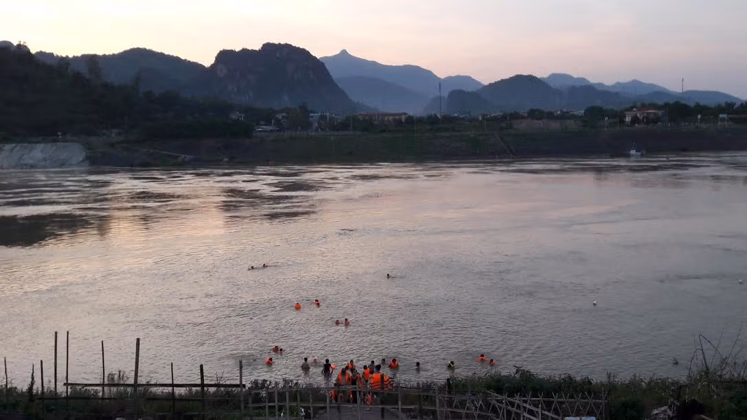  Sông Đà đoạn dưới chân đập thủy điện Hòa Bình nước rất trong và không chảy xiết.