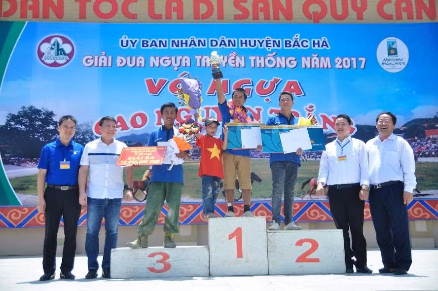 Ngoài ra, trong khuôn khổ giải đua ngựa năm nay đã diễn ra nhiều hoạt động phụ trợ khác nhằm thu hút du khách tham quan như màn đồng diễn múa sinh tiền của 500 học sinh trên địa bàn huyện. Đặc biệt, lần đầu tiên giải có sự tham gia của nữ kỵ sĩ đến từ thành phố Lào Cai với những màn biểu diễn đẹp mắt trên lưng ngựa tạo điểm nhấn thú vị của vòng chung kết Giải đua ngựa truyền thống Bắc Hà năm 2017.