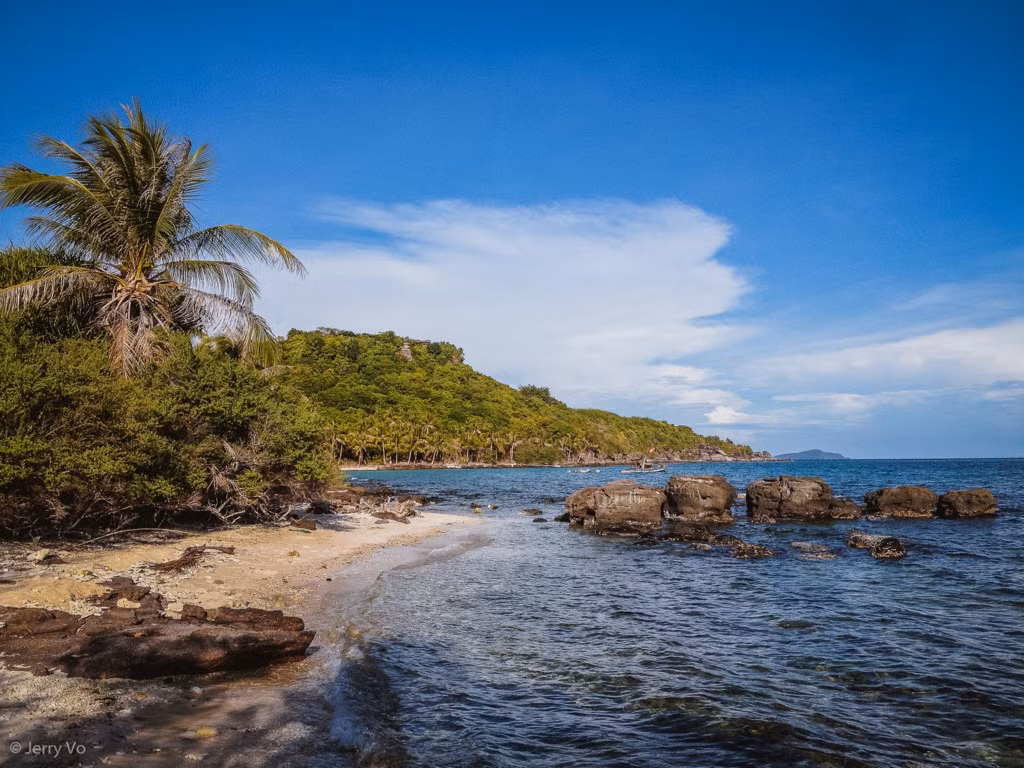 Vào những ngày hè oi bức, đắm mình trong làn nước biển mát lạnh, hít hà không khí tươi mới của biển khơi, bạn có những phút giây thư giãn tuyệt vời.
