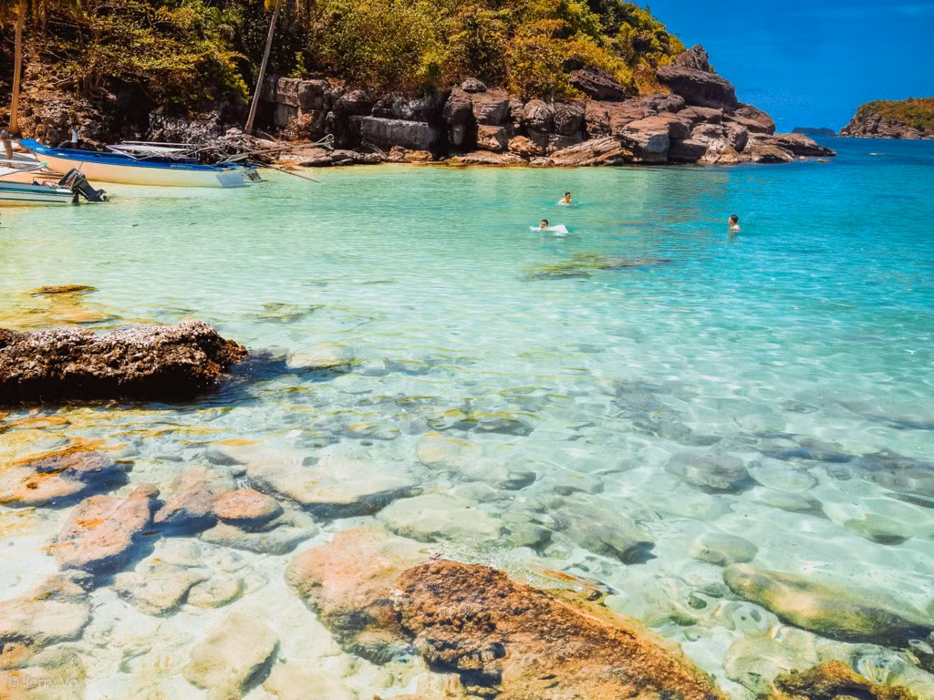 Đến Phú Quốc bạn có thể thưởng thức các loại hải sản tươi ngon và mua các loại đặc sản như nước mắm, tiêu đen, nấm tràm... hay những đồ lưu niệm làm bằng vỏ ốc về làm quà.