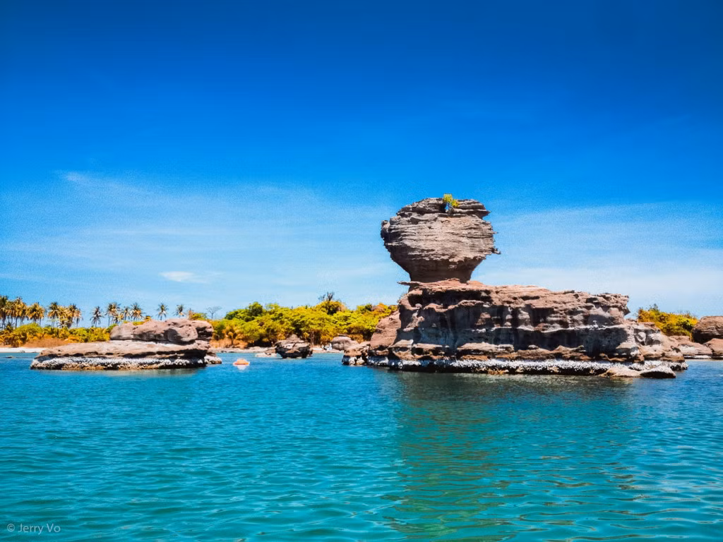 Ngoài ra bạn cũng có thể tham quan các điểm đến nổi tiếng trên đảo như bãi Dài, mũi Dinh Cậu, làng chài Hàm Ninh, mũi Gành Dầu...