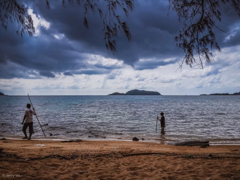 Sau một ngày dài khám phá, bạn có thể dành thời gian lúc chiều tà để cùng bạn bè thử đánh bắt hải sản với người dân địa phương, trải nghiệm này sẽ tạo cho bạn kỉ niệm thú vị, khó quên.