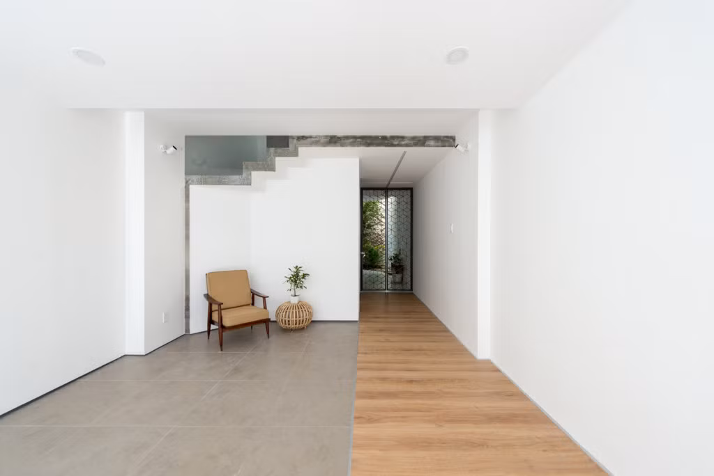 Một nửa không gian tầng một được sử dụng như gara để xe.