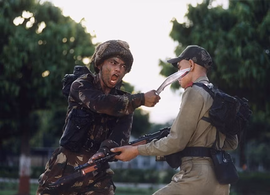 Sieu chien binh mot minh mot dao ha guc 40 ten cuop-Hinh-2