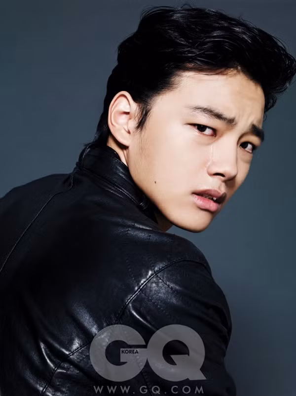 Khi bước vào tuổi 18 và dần trở thành một chàng trai thực thụ Yeo Jin Goo hướng tới hình ảnh trưởng thành hơn, đàn ông hơn. Nhiều cư dân mạng phấn khích cho rằng riêng giọng nói trầm ấm nổi tiếng của anh đã đàn ông “chết người” rồi.