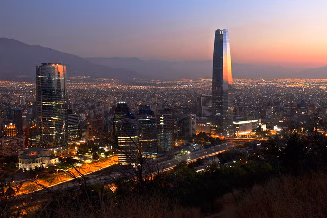 6- Chile Chile là một trong những quốc gia phát triển và ổn định nhất ở khu vực Nam Mỹ với xếp hạng về phát triển con người cao hơn bất kỳ quốc gia Mỹ Latinh nào khác. Phía tây của biên giới Chile được bao quanh bới dãy núi Andes sừng sững, trở nên nội bất xuất ngoại bất nhập. Từ quan điểm khí hậu, do nằm ở Nam bán cầu, mật độ dân số thấp và ít bị công nghiệp hóa hơn, quốc gia này có xu hướng ít bị ô nhiễm hơn so với những nước nằm ở bán cầu Bắc. Thêm vào đó, không khí của Chile liên tục được tuần hoàn và bổ sung từ Nam Cực. Vì thế, nếu chiến tranh nổ ra, bầu không khí của Chile có thể sẽ trong lành và yên ổn hơn so với các quốc gia phương Bắc ngập tràn mùi thuốc súng.