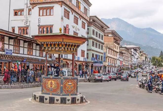 7- Bhutan Có thê nhiều người sẽ ngạc nhiên khi nhìn thấy tên Bhutan trong danh sách, vì quốc gia này nằm giáp ranh với hai chiến binh tiềm năng của Thế chiến III là Ấn Độ và Trung Quốc. Nhưng sự thật là vị trí địa lý và cảnh quan độc đáo của Bhutan đã biến nơi này trở thành chốn trú ẩn tuyệt vời để vượt qua bất kỳ thảm hoạ tận thế nào. Dãy núi Himalaya hùng vĩ bao bọc và che chở xung quanh giúp Bhutan không bị tổn thương. Hơn nữa, kể từ khi gia nhập Liên Hiệp Quốc vào năm 1971, đất nước này đã duy trì một chế độ giống như Thụy Sỹ: không chịu ảnh hưởng của bất kỳ thế lực ngoại bang nào, cũng như hoàn toàn không thiết lập quan hệ ngoại giao với Hoa Kỳ. Chỉ có đại sứ quán Ấn Độ và Bangladesh đặt ở thủ đô của Bhutan, khiến cho việc xâm lược quốc gia này trở nên vô nghĩa.