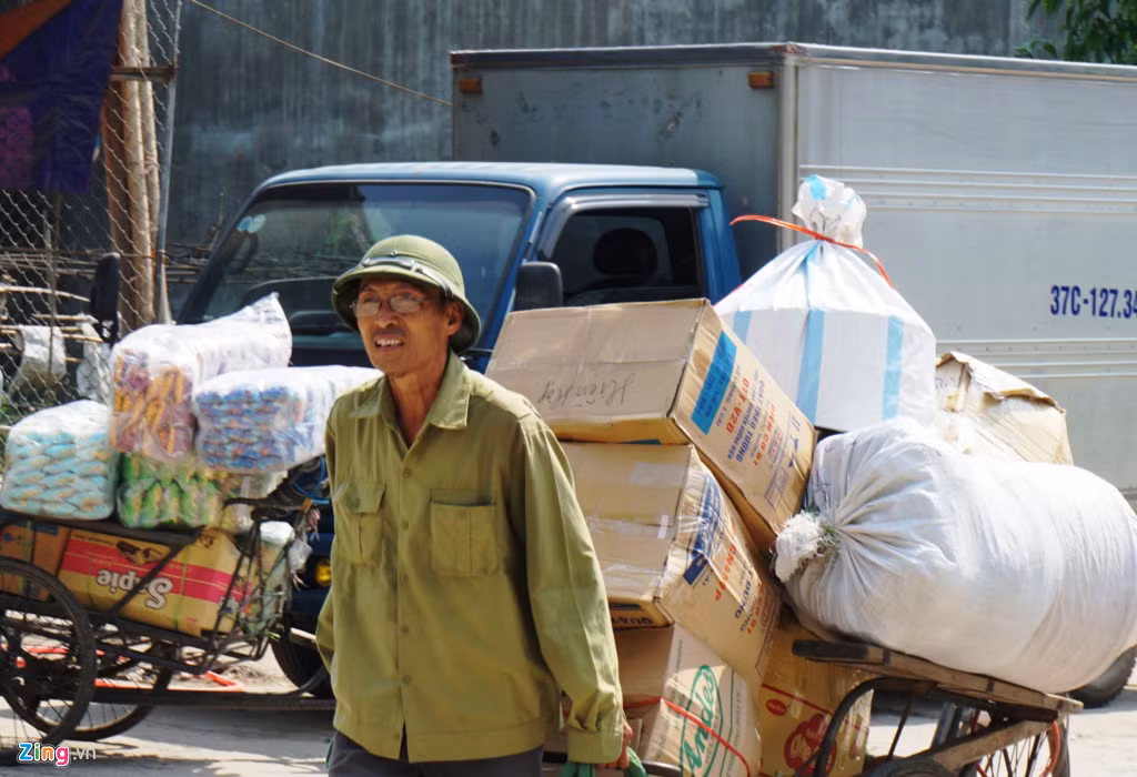 Tương tự, ông Toàn (63 tuổi), ở phường Đội Cung, TP Vinh, đang gồng mình dưới nắng nóng để kéo hàng cho khách. "Có việc là vui rồi chú ơi", ông chia sẻ.