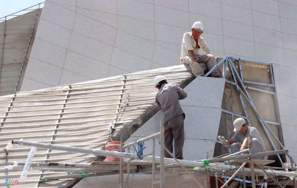 Trên các công trình xây dựng, những người thợ xây vẫn phải làm việc đến gần 12h trưa.