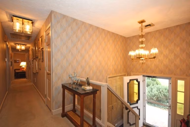 Cầu thang dẫn lên tầng trên được thiết kế ngay gần cửa chính của căn nhà tuyệt đẹp này.