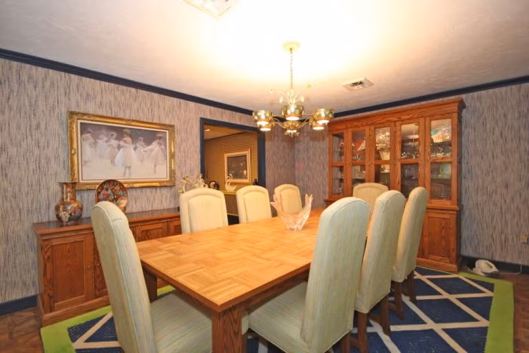 Phòng ăn dùng màu gỗ nâu trầm ấm tạo sự ấm cúng.