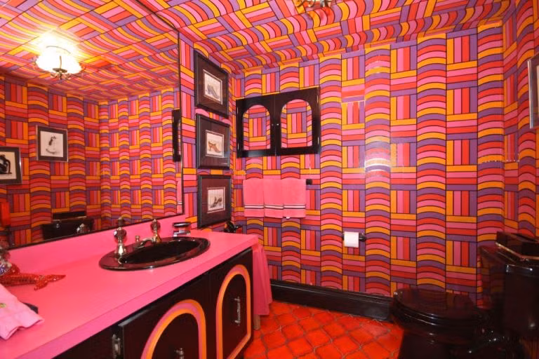 Phòng tắm được ốp đá hồng tím rực rỡ đầy hứng khởi.