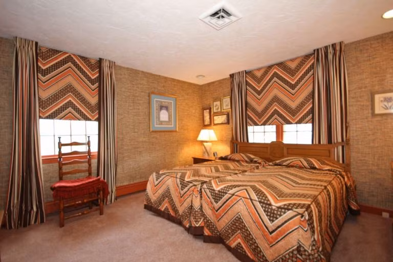 Phòng ngủ này mang hơi hướng rustic với những đường sóng mạnh mẽ.