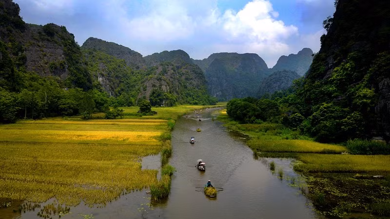 Dòng Ngô Đồng là tuyến đường thủy đưa du khách đến với các hang động, di tích lịch sử trong khu danh thắng Tam Cốc - Bích Động.
