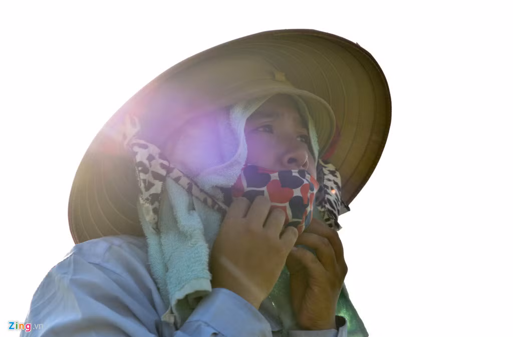 Chị Nguyễn Thị Tuyết hàng ngày làm công nhân nhưng đến chủ nhật, chị ra đồng gặt giúp đỡ gia đình. Chị cho biết do thường ngày chỉ làm việc trong nhà nên khi gặt lúa dưới cái nắng 41 độ C, chị cảm thấy mệt mỏi và kiệt sức.