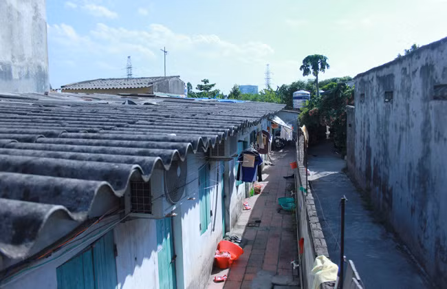 Những căn nhà trọ cấp bốn được lợp mái ngói Fibro xi măng tại phố Kiều Mai, Phúc Diễn, Bắc Từ Liêm… với đặc tính hút nắng nóng là nỗi khiếp sợ của sinh viên ở trọ.