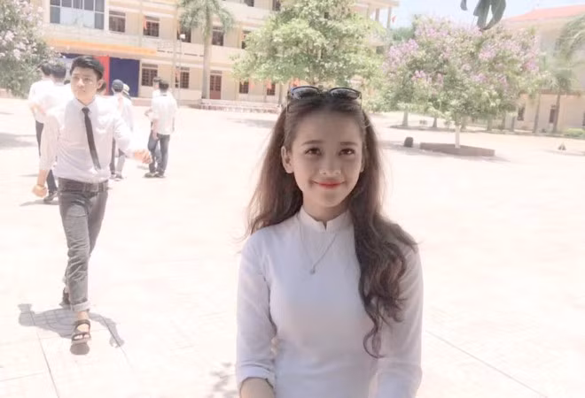 Nhân vật chính trong ảnh là Chế Thị Lâm Oanh, 18 tuổi. Cô vừa tốt nghiệp trường THPT Dân tộc nội trú Nghệ An. Sau khi gây chú ý trên mạng, Lâm Oanh cho Zing.vn biết cô cảm thấy rất vui. Bên cạnh đó, 9X xinh đẹp được nhiều bạn bè hỏi thăm và làm quen. Cô bất ngờ khi số lượng người theo dõi trên trang cá nhân của mình tăng lên đột ngột.