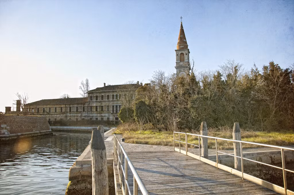 Đảo Poveglia, Italy: Truyền thuyết kể lại rằng Poveglia là điểm dừng chân cuối cùng của những người mắc bệnh dịch hạch, vì vậy các linh hồn chưa yên nghỉ vẫn quanh quẩn nơi đây. Trên đảo còn một bệnh viện tâm thần tồn tại từ năm 1922 đến 1968. Lời đồn nói rằng các bệnh nhân bị đem ra thử nghiệm, bác sĩ trưởng phát điên và nhảy khỏi tháp để tự tử. Hòn đảo bị bỏ hoang và giữ nguyên hiện trạng đến ngày nay.