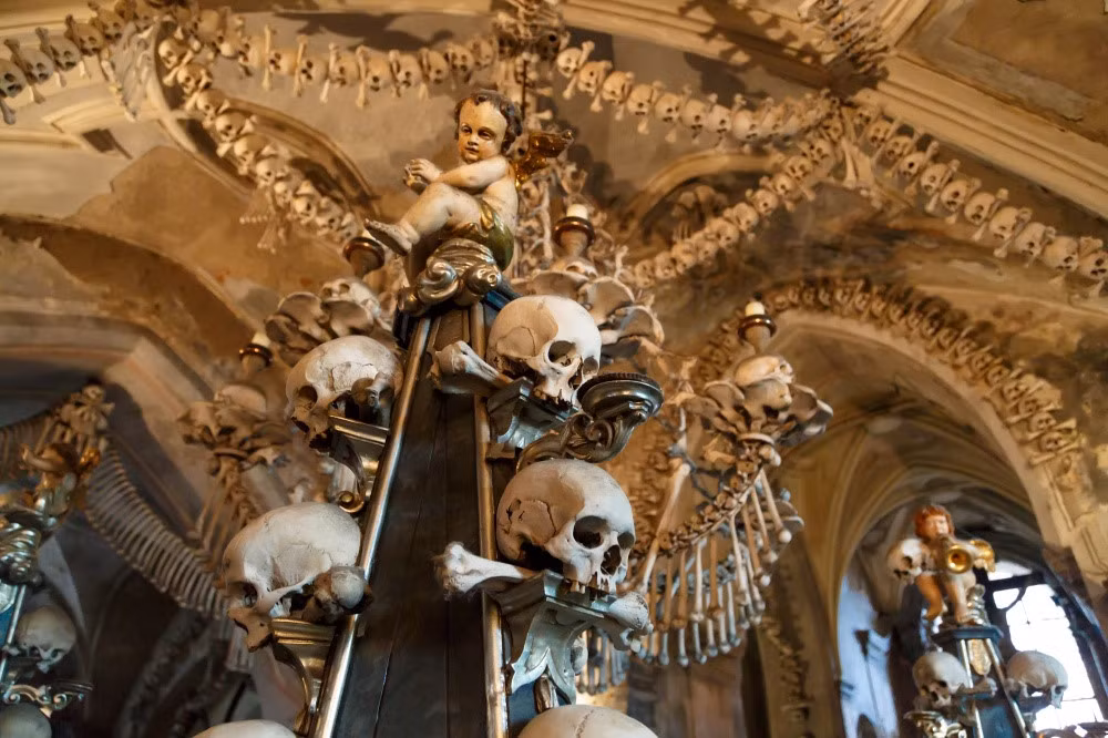 Nhà thờ Sedlec Ossuary (Kostnice v Sedlci), Cộng hòa Séc: Tọa lạc trong nghĩa trang thành phố Kutna Hora, "Nhà thờ các vị Thánh" Sedlec Ossuary nổi tiếng với cấu trúc được trang trí bằng xương người. Do nghĩa trang không đủ chỗ chôn cất, năm 1400 nhà thờ được xây dựng để chứa những hài cốt còn sót lại. Những bộ xương và sọ người sau đó được làm sạch, tẩy trắng và dùng để trang trí.