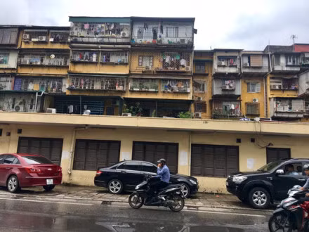 Tại khu tập thể Thành Công, "chuồng cọp" “nhà thò ra, nhà thụt vào” nhếch nhác.