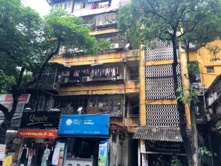 Đối với những khu tập thể này, tình trạng "cha chung không ai khóc" biểu hiện rất rõ.