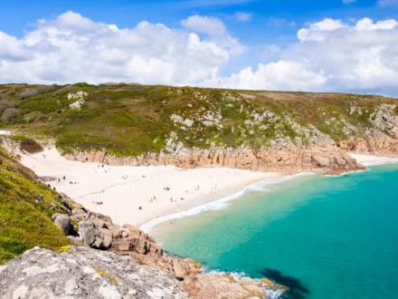 Bãi biển Porthcurno, Cornwall, Anh. Ít ai biết rằng nước Anh cũng có bãi biển với làn nước tuyệt đẹp màu xanh ngọc bích như những bãi biển ở vùng Caribbe vậy. Porthcurno nằm ở phía nam nước Anh là một trong những bãi biển tuyệt vời như thế.