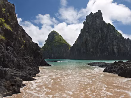 Bãi biển Baia dos Porcos, Fernando do Noronha, Brazil. Để đến được bãi biển này, du khách phải băng qua những vách đá hơi khó đi. Tuy nhiên, thành quả sau thử thách ấy là một bãi biển tuyệt đẹp và nước trong xanh nhìn được tận đáy.