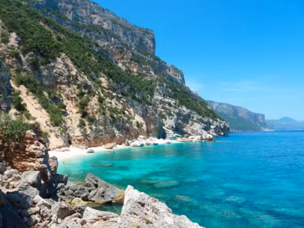 Bãi biển Cala Mariolu, Baunei, Ý, được xếp hạng trên TripAdvisor là điểm đến số 1 ở Baunei, Ý. Du khách không thể ngừng tán dương về vẻ đẹp của bãi biển có làn nước trong veo này.