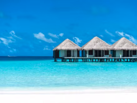 Đảo quốc Maldives sở hữu vô vàn bãi biển hấp dẫn, những rạn san hô tuyệt vời, các khu nghỉ dưỡng sang trọng và những đầm phá màu xanh. Thả mình tung tăng trong làn nước biển ở Maldives giống như nhảy vào một hồ nước tinh khiết vậy.