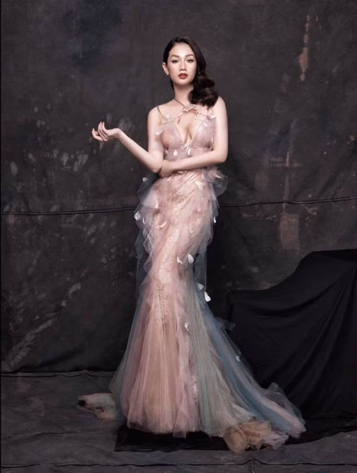 Thời gian vừa qua, MC Quỳnh Chi nhiều lần diện các mẫu váy cắt cúp tinh tế, xuyên thấu gợi cảm hay trễ nải, xẻ sâu cuốn hút tới các sự kiện và nhận được nhiều lời khen. "Đẹp quá chị Chi", "đẹp xuất sắc", "quá đẹp", "ôi lộng lẫy quá", "sexy và đẹp đến lạ", "ngày càng đẹp"... là những câu bình luận quen thuộc dưới mỗi bức hình khoe dáng của nữ MC xinh đẹp. Có fan theo dõi Quỳnh Chi đã lâu, nhấn mạnh: "Tóm lại là nếu bạn đẹp thì bạn không thể ngăn cái sự đẹp ấy lại."