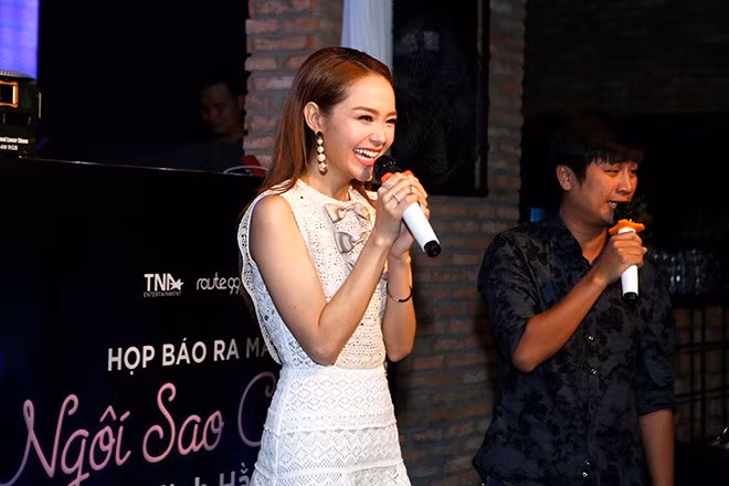 Minh Hằng vui vẻ trong buổi ra mắt sản phẩm âm nhạc mới.