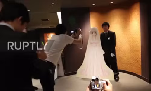 Xem dam cuoi giua nguoi that va vo trong game o Nhat Ban