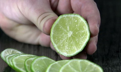 Vắt chanh vào mắt là một hành động vô cùng nguy hiểm vì trong chanh có chứa acid citric. Ảnh minh họa