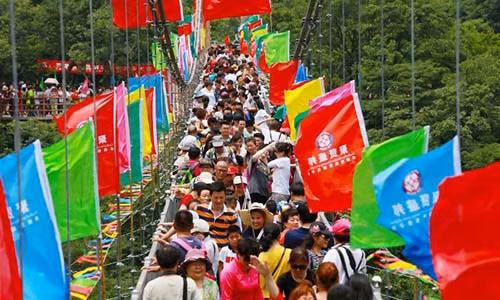 10.000 nguoi chen chuc tren cau day kinh vi mien phi