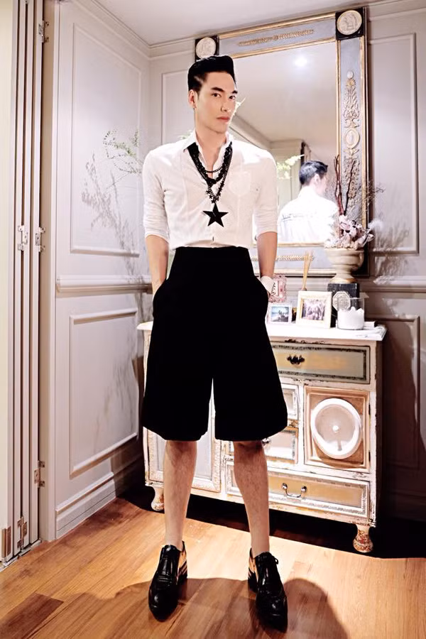 Lý Quí Khánh bên trong căn phòng riêng lộng lẫy như hoàng tử của mình.