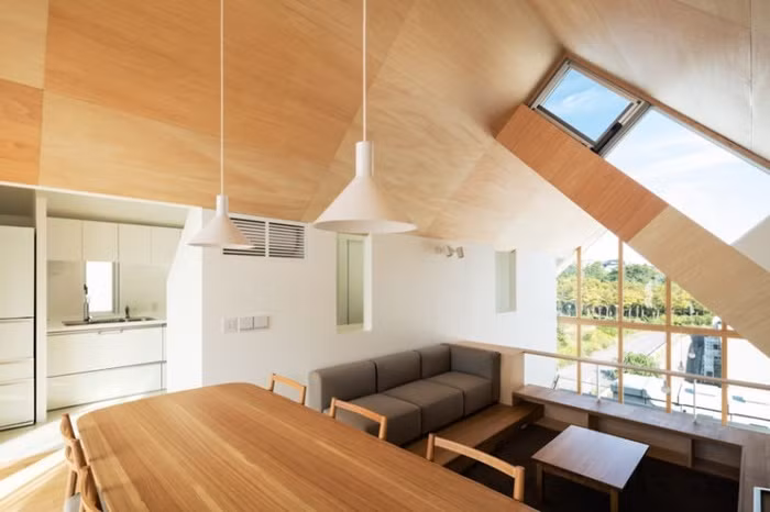 Phòng khách và nhà bếp nằm trên tầng lửng phía trên.