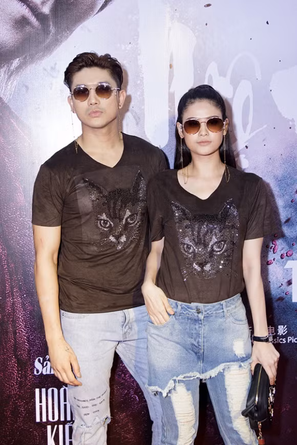 Vợ chồng Trương Quỳnh Anh diện đôd đôi đi xem phim.