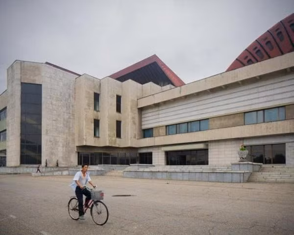 Thủ đô của Triều Tiên có khoảng 3 triệu người đang sinh sống. Tuy nhiên, hầu hết những bức ảnh của Olivier không có mấy người trên đường phố.