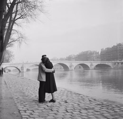 Người Paris lãng mạn bên sông Seine, năm 1954. Con sông nằm ở phía Bắc nước Pháp là nơi có nhiều tàu bè qua lại và khách tham quan.