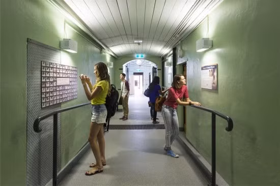 Lối đi với các bảng thông tin dày đặc.