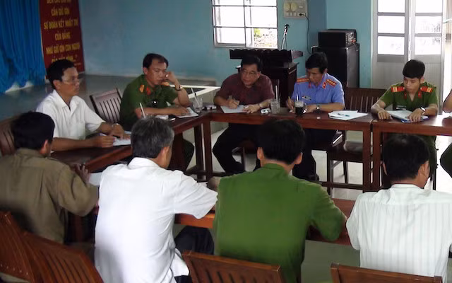 Thông tin trên Công an nhân dân cho biết, Tài và Nhi quen nhau gần 2 năm nay. Khoảng 10 ngày trước, Tài về nhà ngoại ở xã Hiệp Mỹ Đông (huyện Cầu Ngang) chơi. Sau đó Tài rủ Nhi cùng về. Khi về, Nhi rủ Tài sang nhà ngoại chơi (bà Vân là ngoại sau của Nhi). Tại đây, sau khi xài hết tiền, cả hai nghĩ đến việc giết bà ngoại để cướp tài sản. Trong ảnh: Cơ quan điều tra phân tích kết quả khám nghiệm vụ án. (Ảnh: CAND)