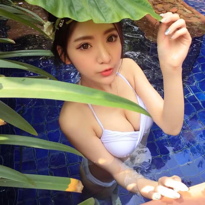 Lướt qua những hình ảnh mà Quan Khiết đăng tải, có thể thấy gia thế và tài sản của hot girl gợi cảm này cũng "không phải dạng vừa đâu".