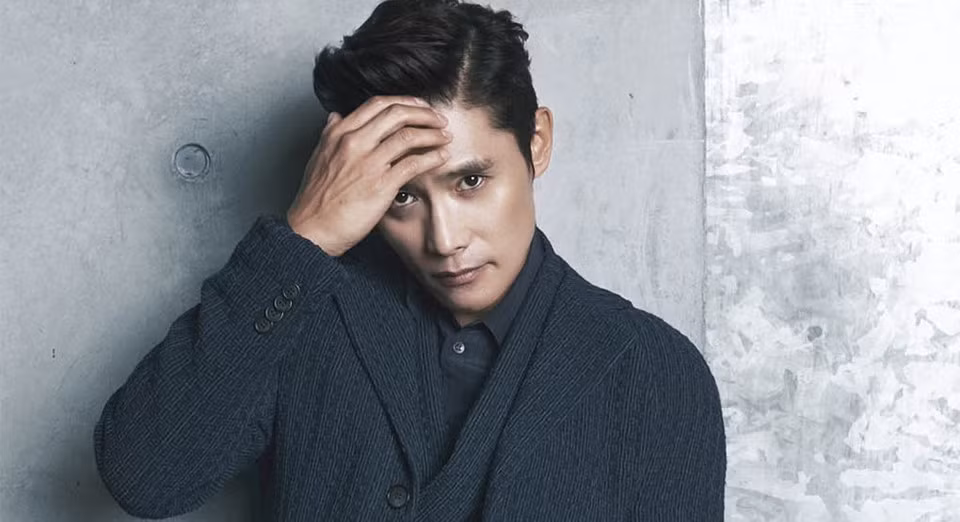 Lee Byung Hun: Nam tài tử sở hữu hàng loạt danh hiệu Ảnh đế tại các lễ trao giải thưởng uy tín nhất là minh chứng cho câu "lắm tài nhiều tật". Scandal ngoại tình cùng hai cô gái trẻ trong lúc vợ mang bầu năm 2014 là vết nhơ không thể xóa nhòa của Lee Byung Hun. Bất chấp bê bối về đời tư, Lee Byung Hun vẫn liên tục được các đạo diễn và biên kịch săn đón cho vai diễn nặng ký trong những dự án trong nước lẫn quốc tế. Nam diễn viên còn là diễn viên Hàn Quốc đầu tiên được mời tới dự lễ trao giải Oscar.