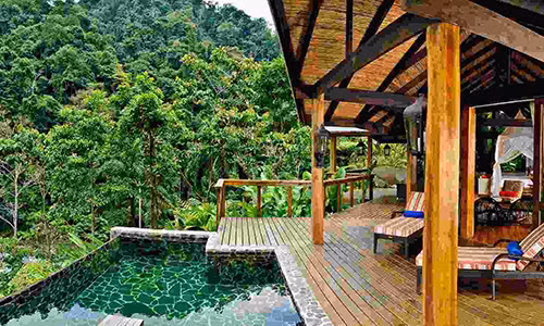 Trieu phu My chet tham vi di an o nha hang tren cay