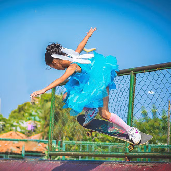 Co be 9 tuoi noi tieng voi ky nang truot van dieu luyen