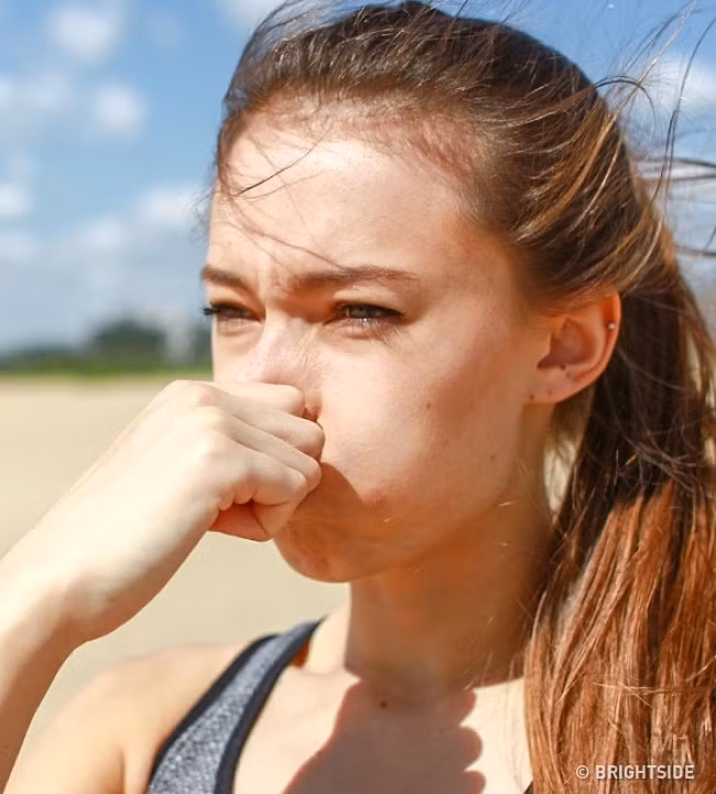 Tránh bị đau đầu Sự thay đổi mạnh về áp suất xảy ra khi bạn nhảy xuống nước có thể khiến bạn nhức đầu. Do vậy, trước khi xuống nước, bạn hãy bóp mũi, ngậm miệng khoảng 5-10 giây sau đó thở sâu. Lặp lại như vậy khoảng 2 lần nữa. Cơ thể bạn sẽ thích ứng với áp lực mới, và bạn sẽ không còn bị nhức đầu.