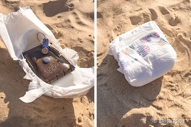 Cất những đồ nhỏ Khi đi biển, bạn thường không có chỗ nào để cất những đồ nhỏ nhỏ như chìa khóa, tiền…Hãy lấy một chiếc tã sạch của trẻ em, cho những đồ đó vào trong tã, gập lại và nhét vào trong đồ lót của bạn.